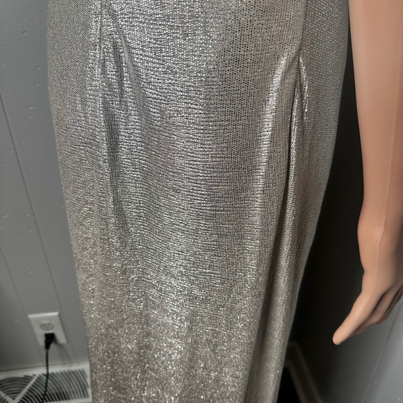 Lauren Ralph Lauren
Metallic Boat Neckline Sleeveless Gown - Picture 9 of 13
